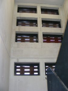 Durchbrochenes Mauerwerk im Bereich der Treppenhausfenster