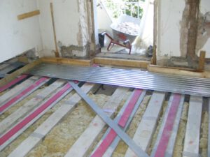 Ertüchtigung der Zwischendecken mit neuen Stahlträgern zur Abfangung des schallentkoppelten Fußbodenaufbaus